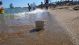 ネジのように回して地面に固定するスクリューマグカップがビーチで大活躍