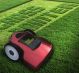 ヨーロッパで進化を遂げる芝刈り機は、まるで芝の上の自動ロボット掃除機