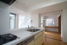 中庭から光を取り込む、３階建ての住宅